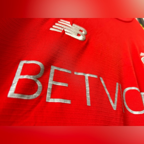 Vintage 2018 Liverpool FC ⚽️ New Balance Soccer Jersey LFC Betvictor EPL - Picture 11 of 15